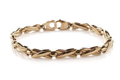 Lot 352 - A 9ct yellow gold bracelet