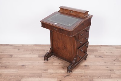 Lot 124 - An early/mid-20th Century walnut and satinwood banded davenport