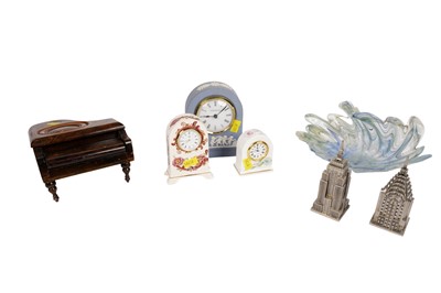 Lot 419 - ﻿A selection of decorative ceramics and collectibles