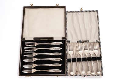 Lot 252 - A set of six silver cake forks and a set of plated cake forks