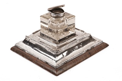 Lot 284 - An Edwardian silver mounted inkstand