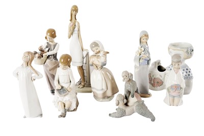 Lot 479 - ﻿A selection of Lladro and other decorative ceramic figures