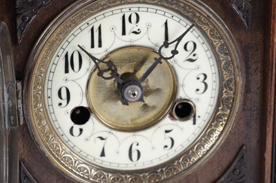 Lot 176 - Two mantel clocks