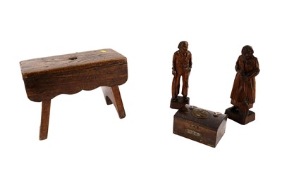 Lot 423 - A selection of treen collectibles