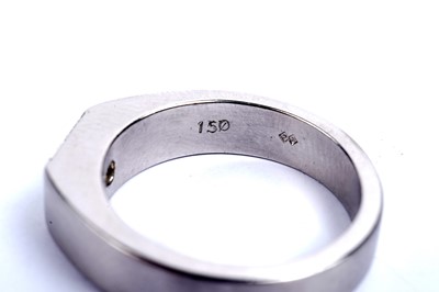 Lot 621 - A single stone baguette cut diamond ring