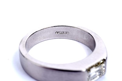 Lot 621 - A single stone baguette cut diamond ring