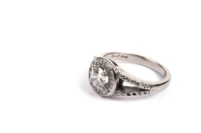 Lot 706 - A diamond cluster ring