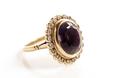 Lot 194 - An amethyst and diamond ring