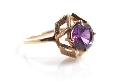 Lot 193 - A synthetic alexandrite single stone ring