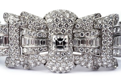 Lot 682 - A fine Art Deco diamond bracelet