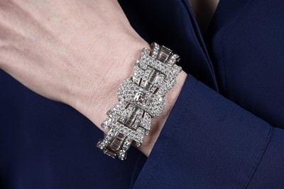 Lot 682 - A fine Art Deco diamond bracelet