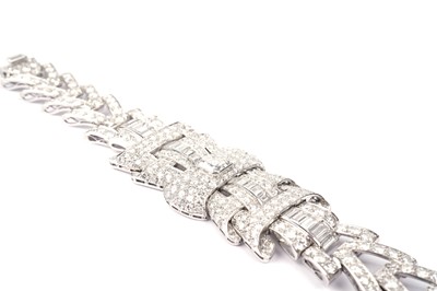 Lot 682 - A fine Art Deco diamond bracelet