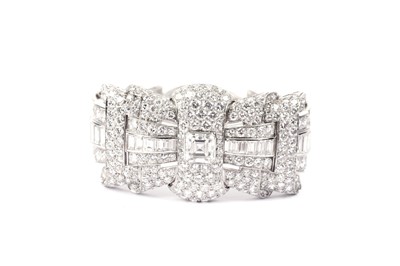 Lot 682 - A fine Art Deco diamond bracelet