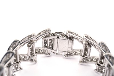 Lot 682 - A fine Art Deco diamond bracelet