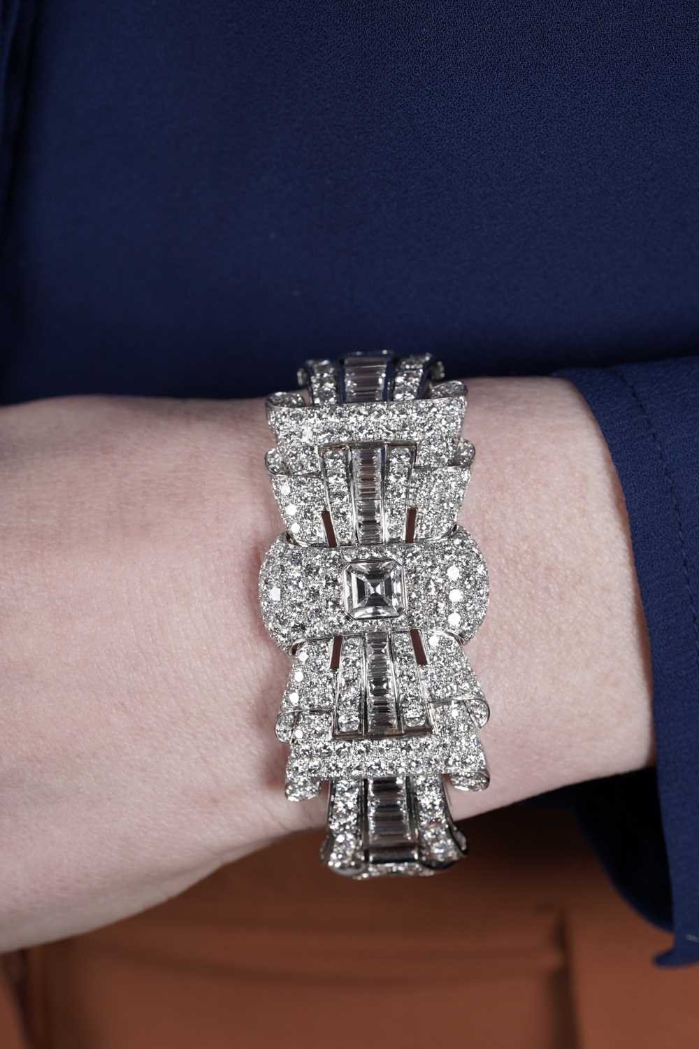 Lot 682 - A fine Art Deco diamond bracelet