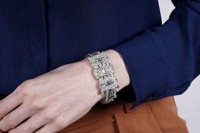 Lot 682 - A fine Art Deco diamond bracelet