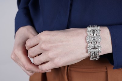 Lot 682 - A fine Art Deco diamond bracelet