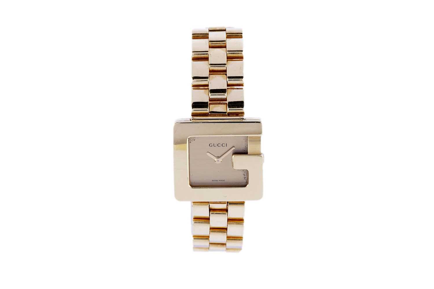 Lot 575 - Gucci: an 18ct yellow gold cased lady's wristwatch