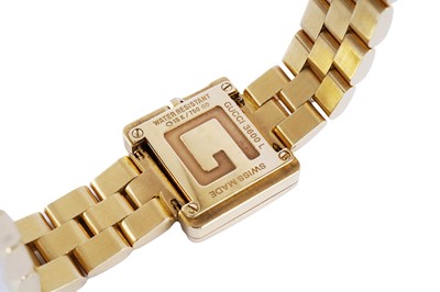 Lot 575 - Gucci: an 18ct yellow gold cased lady's wristwatch