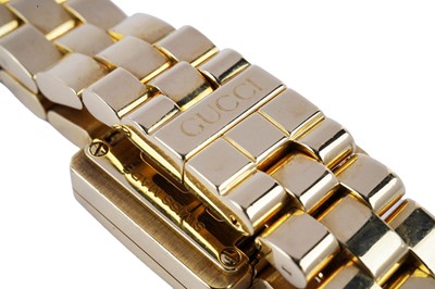 Lot 575 - Gucci: an 18ct yellow gold cased lady's wristwatch