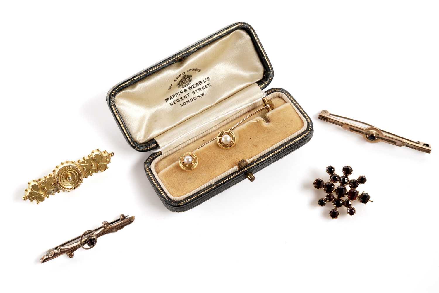 Lot 171 - A selection of brooches