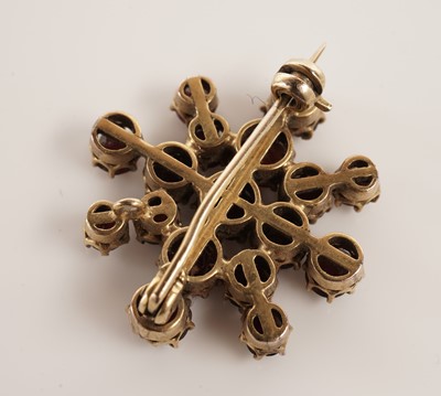 Lot 171 - A selection of brooches