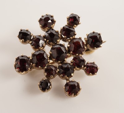 Lot 171 - A selection of brooches