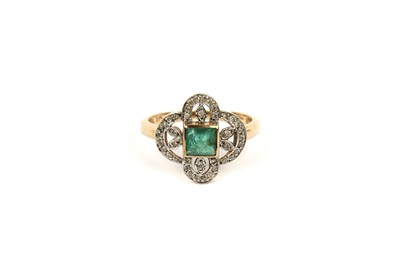 Lot 735 - An emerald and diamond ring