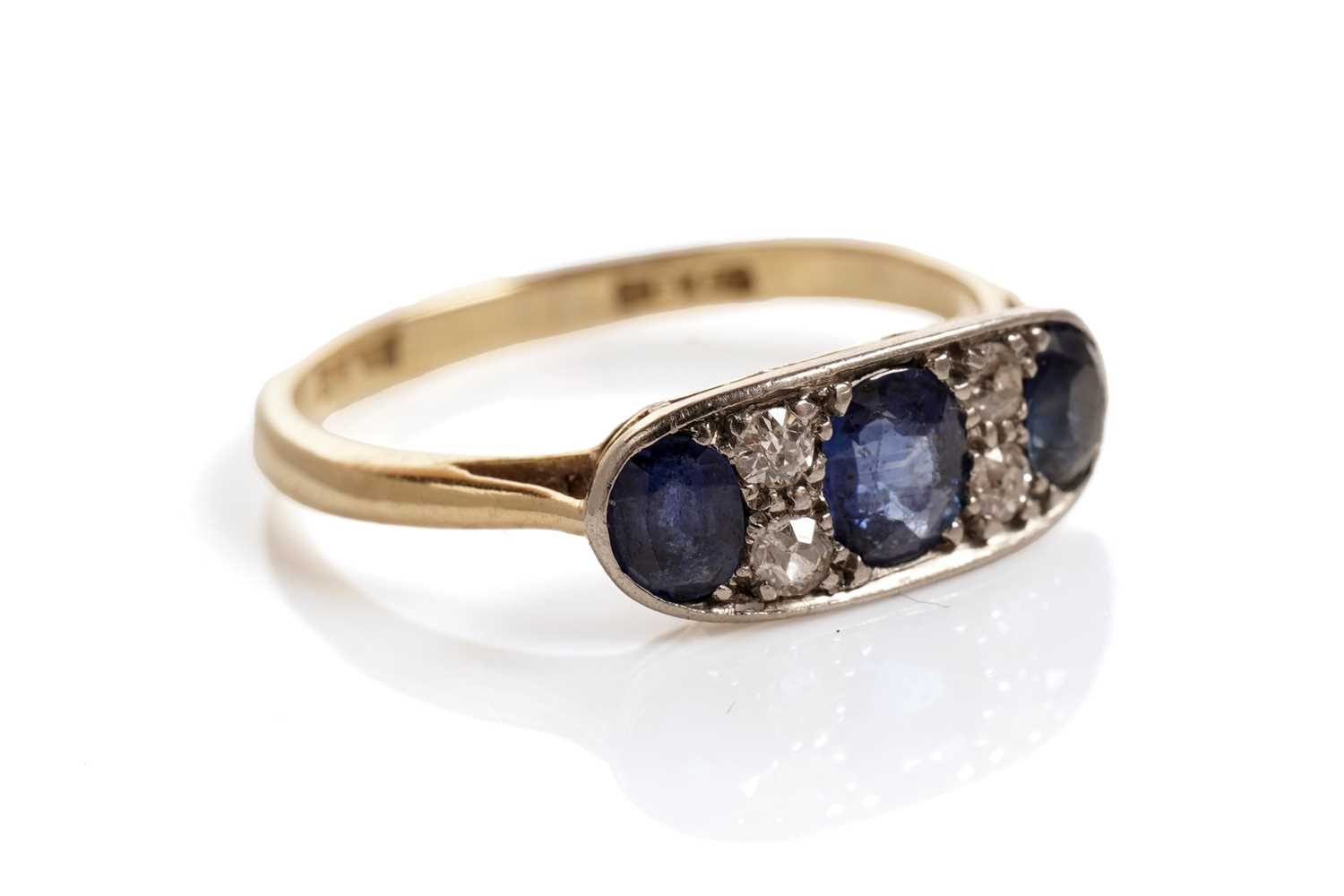 Lot 186 - An Edwardian sapphire and diamond ring