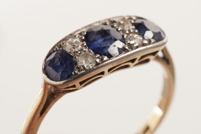 Lot 186 - An Edwardian sapphire and diamond ring