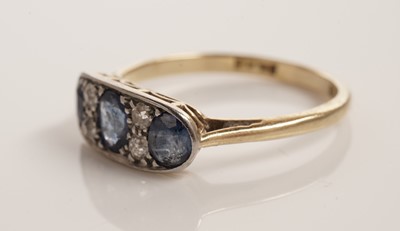 Lot 186 - An Edwardian sapphire and diamond ring