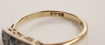 Lot 186 - An Edwardian sapphire and diamond ring
