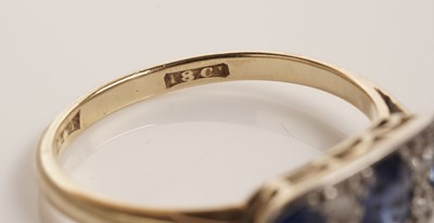 Lot 186 - An Edwardian sapphire and diamond ring