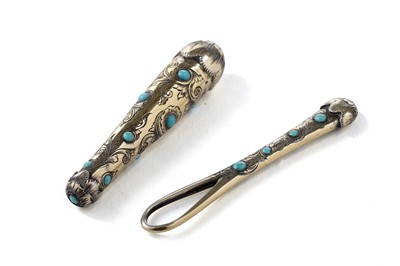 Lot 338 - A Victorian silver gilt needle case; with a silver gilt ribbon threader to match