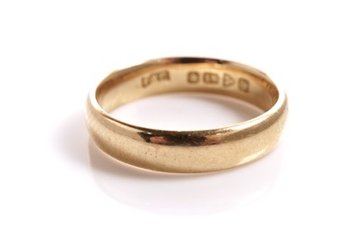 Lot 216 - An 18ct yellow gold wedding band