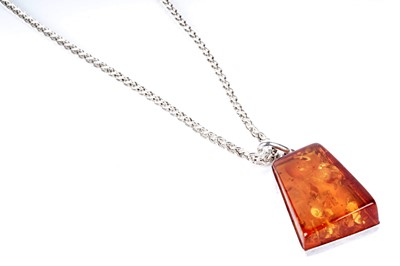 Lot 204 - A sun-spangled amber pendant necklace