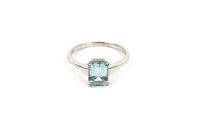 Lot 602 - A single stone aquamarine ring