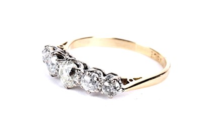 Lot 148 - A diamond five stone ring