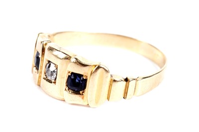 Lot 152 - A sapphire and diamond ring