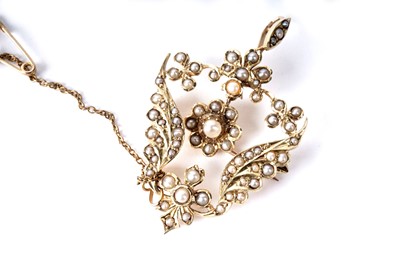 Lot 136 - An Edwardian seed pearl brooch pendant