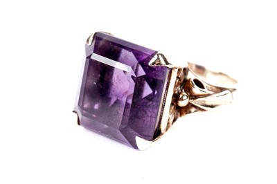 Lot 122 - An amethyst single stone dress ring