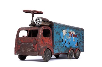 Lot 286 - A Tri-ang ride-on tinplate truck