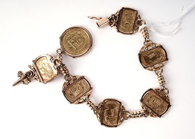 Lot 164 - An early 20th Century Peruvian Republica Peruana Lima gold coin bracelet