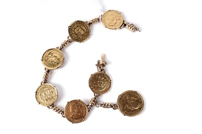 Lot 164 - An early 20th Century Peruvian Republica Peruana Lima gold coin bracelet