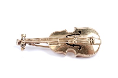 Lot 606 - An 18ct yellow gold violin brooch