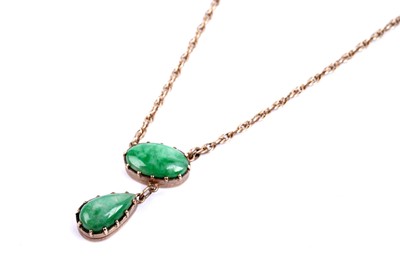 Lot 605 - An early 20th Century jade and 9ct yellow gold pendant necklace