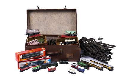 Lot 193 - A collection of 0-gauge and 00-gauge railway models and accessories