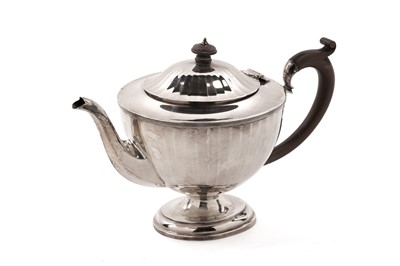 Lot 320 - A George V silver teapot by Mappin & Webb