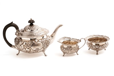 Lot 364 - An Edwardian silver three-piece tea service