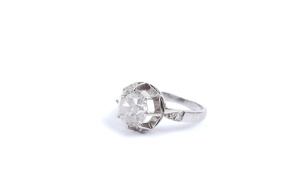 Lot 710 - A solitaire diamond ring